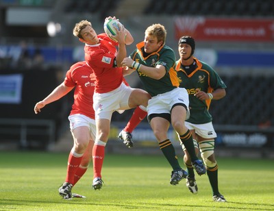 22.06.08 - Junior World Championship 2008 3rd Place Play Off - Wales v South Africa Wales' Jason Tovey beats South Africa's Pieter Janse Van Vuuren to the ball 
