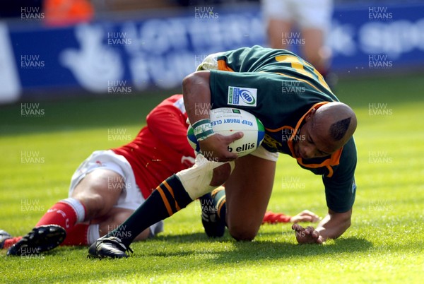 22.06.08 - Junior World Championship 2008 3rd Place Play Off - Wales v South Africa South Africa's Lionel Mapoe scores try 