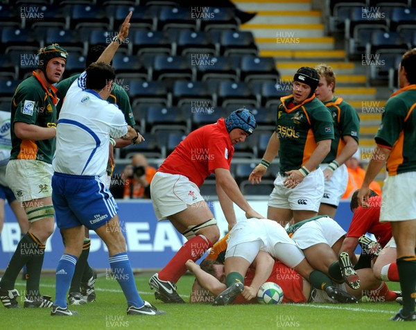22.06.08 - Junior World Championship 2008 3rd Place Play Off - Wales v South Africa Referee Romain Poiteawards try scores by Wales' Sam Hobbs 