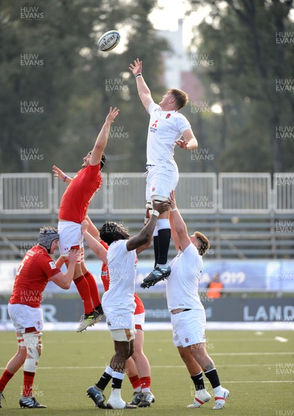 220619 - Wales U20 v England U20 - World Rugby Under 20 Championship - 5th Place Final - Iestyn Rees of Wales competes for line out ball with England flanker Ted Hill