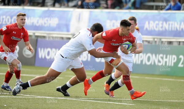 220619 - Wales U20 v England U20 - World Rugby Under 20 Championship - 5th Place Final - Tiaan Thomas-Wheeler of Wales holds off England�s Rusiate Tuima