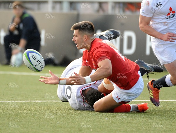 220619 - Wales U20 v England U20 - World Rugby Under 20 Championship - 5th Place Final - Tiaan Thomas-Wheeler of Wales holds off England�s Rusiate Tuima