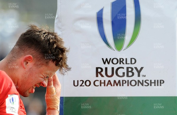 220619 - Wales U20 v England U20 - World Rugby Under 20 Championship - 5th Place Final -  Ioan Davies stands dejected after Wales U20 concede a try