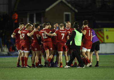 140325 - Wales U20s v England U20s - U20s Six Nations Championship - Wales huddle during the game