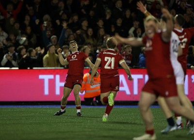 140325 - Wales U20s v England U20s - U20s Six Nations Championship - Wales celebrate the victory at full time