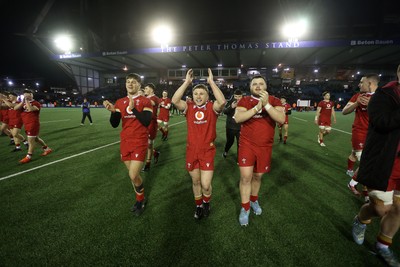 140325 - Wales U20s v England U20s - U20s Six Nations Championship - Wales thank the fans at full time