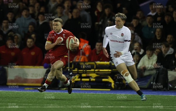 140325 - Wales U20s v England U20s - U20s Six Nations Championship - Tom Bowen of Wales makes a break