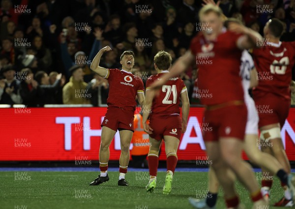 140325 - Wales U20s v England U20s - U20s Six Nations Championship - Wales celebrate the victory at full time