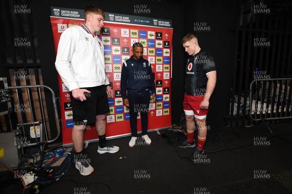 140325 - Wales U20 v England U20 - Six Nations Chamionship - Tom Burrow of England U20s and Harry Beddall of Wales U20s at the coin toss