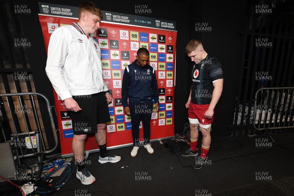 140325 - Wales U20 v England U20 - Six Nations Chamionship - Tom Burrow of England U20s and Harry Beddall of Wales U20s at the coin toss