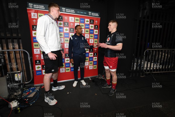 140325 - Wales U20 v England U20 - Six Nations Chamionship - Tom Burrow of England U20s and Harry Beddall of Wales U20s at the coin toss