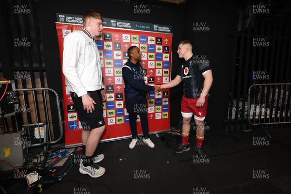 140325 - Wales U20 v England U20 - Six Nations Chamionship - Tom Burrow of England U20s and Harry Beddall of Wales U20s at the coin toss