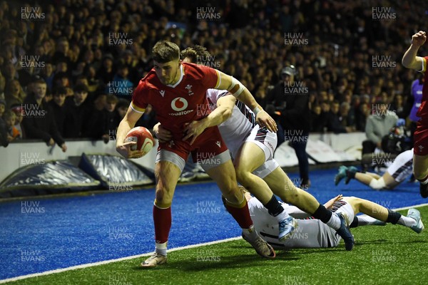 140325 - Wales U20 v England U20 - Six Nations Chamionship - Harry Rees-Weldon of Wales U20s runs in to score a try