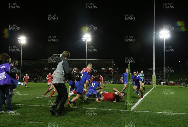 100322 - Wales U20s v France U20s - U20s 6 Nations Championship - Benji Williams of Wales dives over the line to score a try