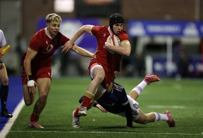 140226 - Wales U20s v France U20s - U20s Six Nations Championship - Rhys Cummings of Wales make a break