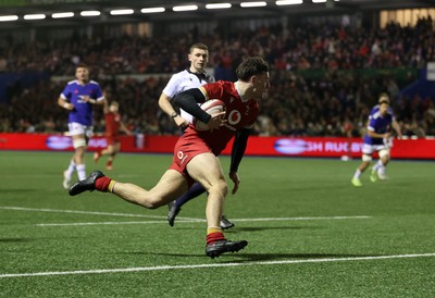140226 - Wales U20s v France U20s - U20s Six Nations Championship - Sion Davies of Wales scores a try
