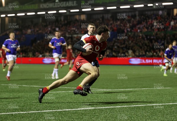 140226 - Wales U20s v France U20s - U20s Six Nations Championship - Sion Davies of Wales scores a try