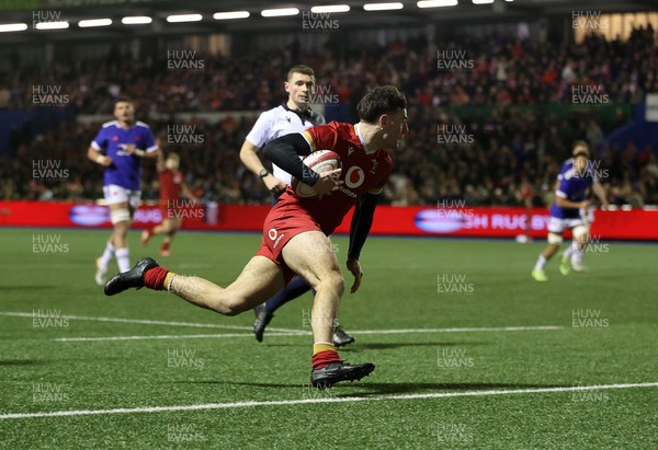 140226 - Wales U20s v France U20s - U20s Six Nations Championship - Sion Davies of Wales scores a try