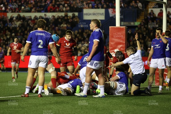 140226 - Wales U20s v France U20s - U20s Six Nations Championship - Wales push over to score a second try