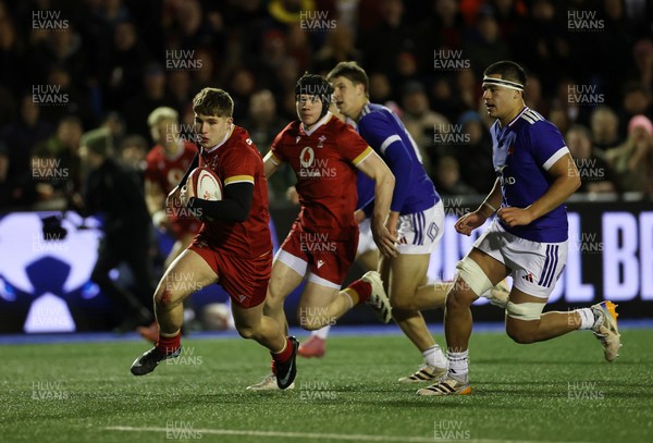 140226 - Wales U20s v France U20s - U20s Six Nations Championship - Steffan Emanuel of Wales makes break to score a try