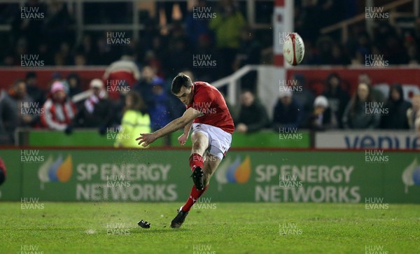 160318 - Wales U20s v France U20s - Natwest 6 Nations Championship - Cai Evans of Wales kicks a penalty