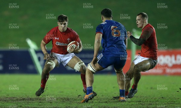 160318 - Wales U20s v France U20s - Natwest 6 Nations Championship - Taine Basham of Wales is challenged by Sacha Zegueur of France