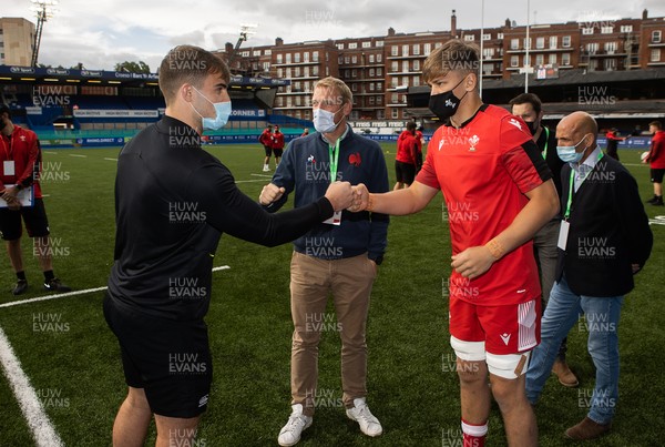 250621 - Wales U20s v Ireland U20s - U20s 6 Nations Championship - Alex Kendellen if Ireland and Alex Mann of Wales at the coin toss