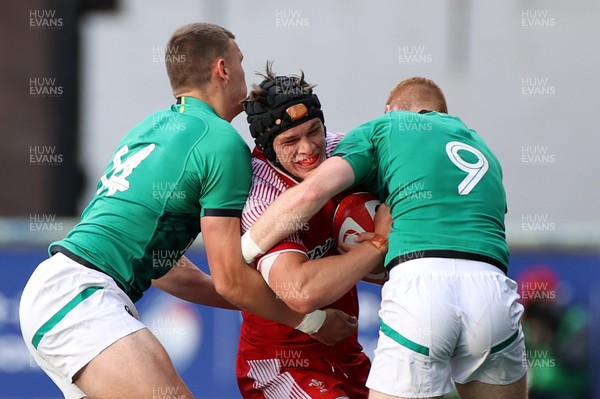 250621 - Wales U20s v Ireland U20s - U20s 6 Nations Championship - Alex Mann of Wales is tackled by Ben Moxham and Nathan Doak of Ireland
