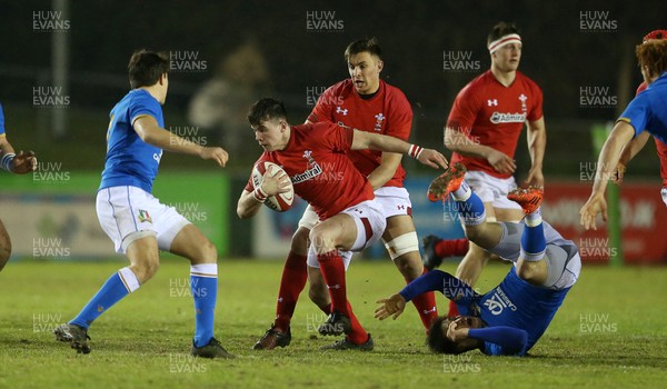 090318 - Wales U20s v Italy U20s - Natwest 6 Nations Championship - Callum Carson of Wales makes a break