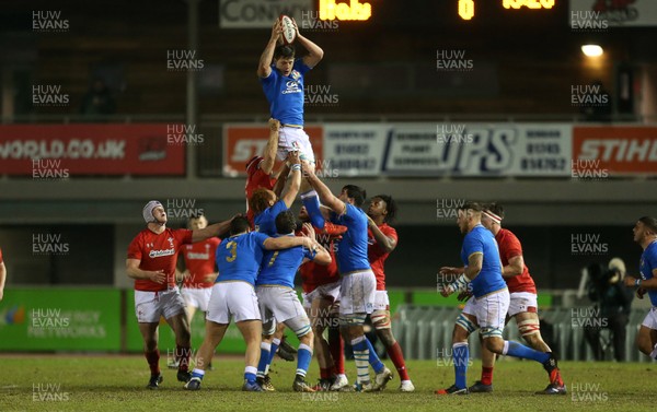 090318 - Wales U20s v Italy U20s - Natwest 6 Nations Championship - Davide Ruggeri of Italy wins the line out