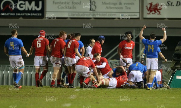 090318 - Wales U20s v Italy U20s - Natwest 6 Nations Championship - Michele Mancini Parri of Italy scores a try