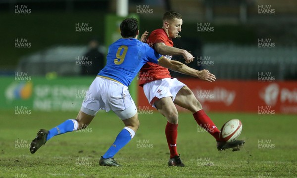 090318 - Wales U20s v Italy U20s - Natwest 6 Nations Championship - Ben Jones of Wales is tackled by Nicolo Casilio of Italy