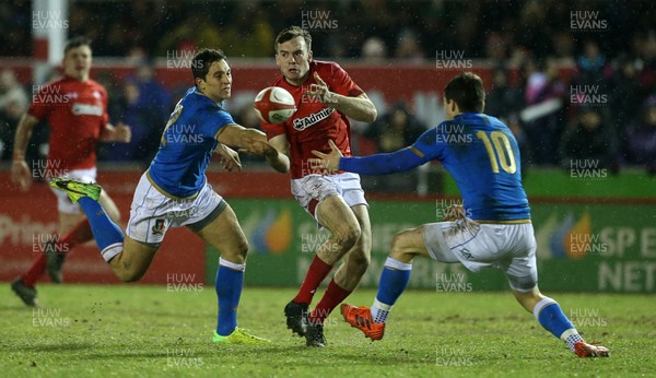 090318 - Wales U20s v Italy U20s - Natwest 6 Nations Championship - Cai Evans of Wales is challenged by Damiano Mazza and Antonio Rizzi of Italy