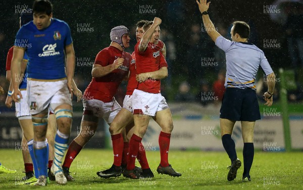 090318 - Wales U20s v Italy U20s - Natwest 6 Nations Championship - Tommy Rogers celebrates with Ben Jones of Wales after scoring a try
