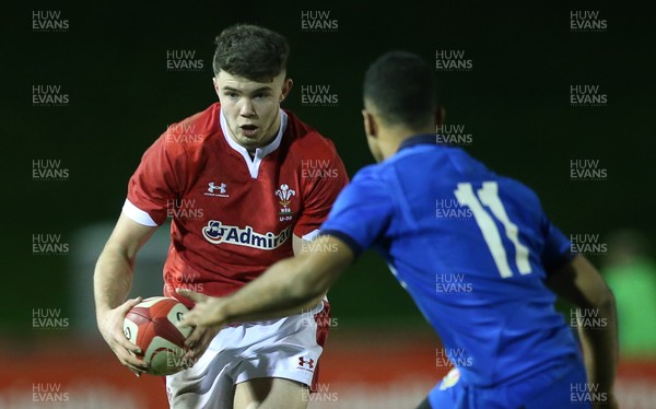 310120 - Wales U20s v Italy U20s - U20s 6 Nations Championship - Osian Knott of Wales is challenged by Michel Mba of Italy