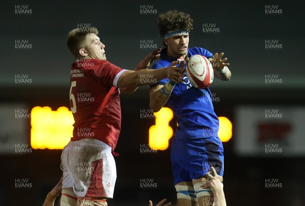 310120 - Wales U20s v Italy U20s - U20s 6 Nations Championship - Ben Carter of Wales and Luca Andreani of Italy go for the ball in the line out