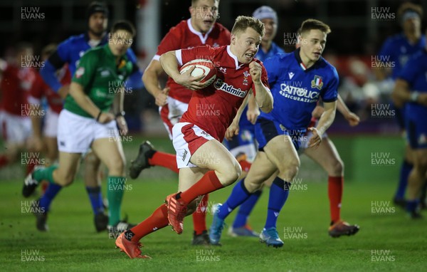 310120 - Wales U20s v Italy U20s - U20s 6 Nations Championship - Sam Costelow of Wales runs in to score a try