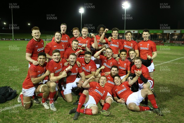 020218 - Wales U20s v Scotland U20s - Natwest 6 Nations - The Wales team celebrate after full time