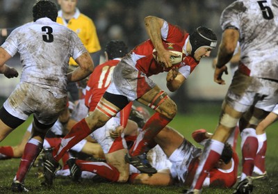 13.02.09 - Wales U20 v England U20 - Under 20 Six Nations 2009 - Wales' James King gets into space. 