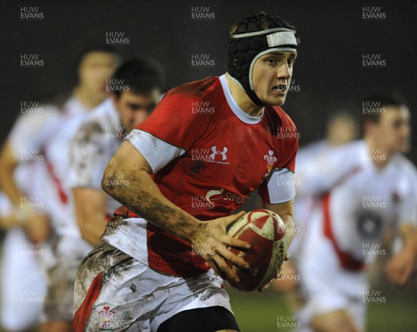 13.02.09 - Wales U20 v England U20 - Under 20 Six Nations 2009 - Wales' James King gets into space. 