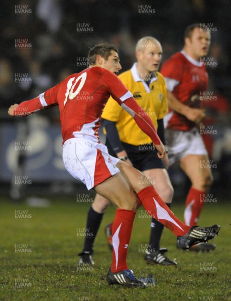 13.02.09 - Wales U20 v England U20 - Under 20 Six Nations 2009 - Wales' Jason Tovey kicks at goal. 