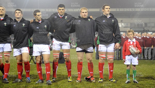13.02.09 - Wales U20 v England U20 - Under 20 Six Nations 2009 - Wales line up for the anthems. 