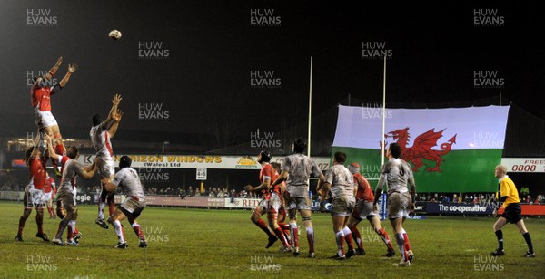 13.02.09 - Wales U20 v England U20 - Under 20 Six Nations 2009 - Wales and England compete for line-out ball. 