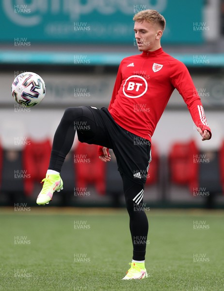 151121 - Wales U21 Football Training - Isaak Davies during training