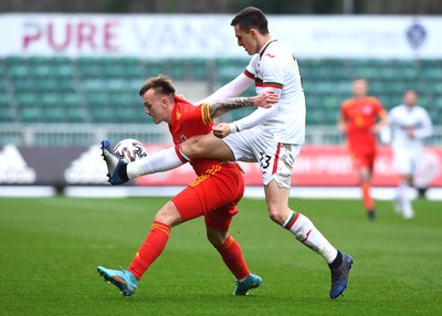 290322 - Wales U21 v Bulgaria U21 - 2023 UEFA Under 21 Euro Qualifying Round - Isaak Davies of Wales tis challenged by Simeon Petrov