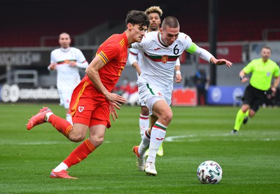 290322 - Wales U21 v Bulgaria U21 - 2023 UEFA Under 21 Euro Qualifying Round - Elliot Thorpe of Wales tis challenged by Valentin Antov