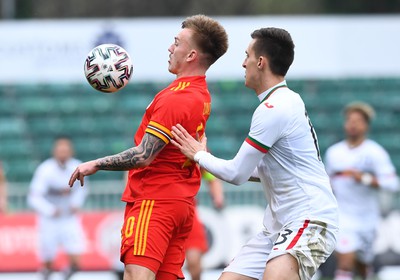 290322 - Wales U21 v Bulgaria U21 - 2023 UEFA Under 21 Euro Qualifying Round - Isaak Davies of Wales tis challenged by Simeon Petrov