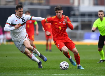290322 - Wales U21 v Bulgaria U21 - 2023 UEFA Under 21 Euro Qualifying Round - Jack Vale of Wales is tackled by Simeon Petrov of Bulgaria