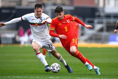 290322 - Wales U21 v Bulgaria U21 - 2023 UEFA Under 21 Euro Qualifying Round - Jack Vale of Wales is tackled by Simeon Petrov of Bulgaria