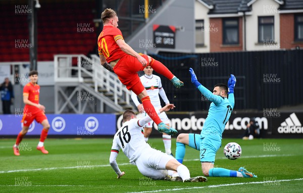 290322 - Wales U21 v Bulgaria U21 - 2023 UEFA Under 21 Euro Qualifying Round - Isaak Davies of Wales tries a shot at goal